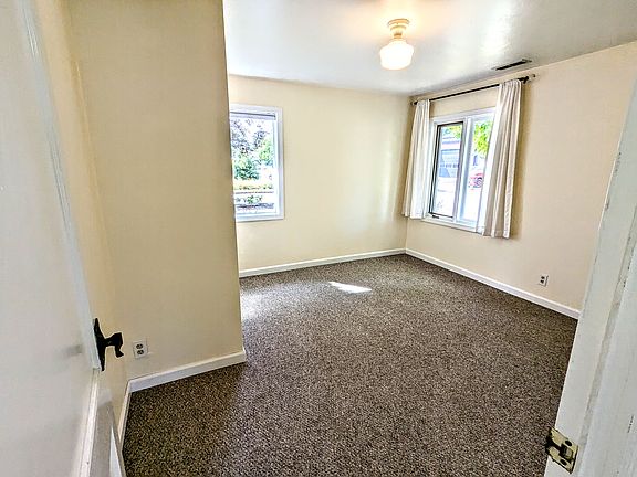 Front bedroom, with fresh new carpets!