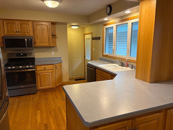 4th image of 1355 B Ave