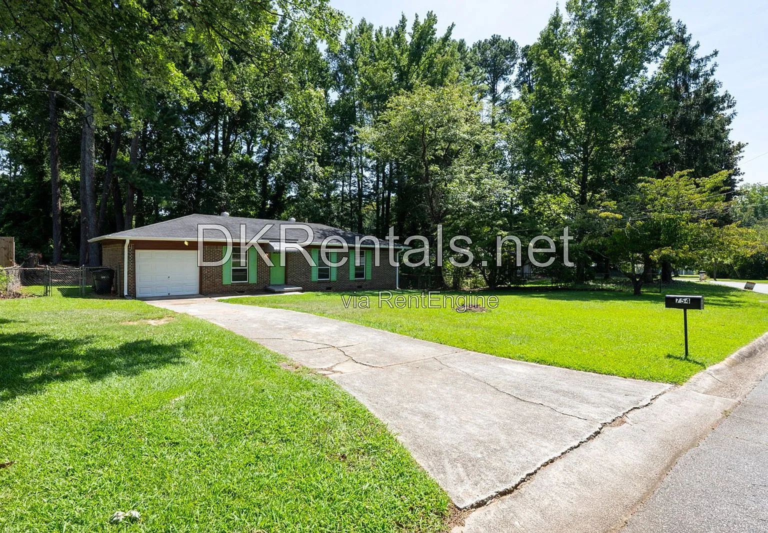 3 bed, 1.5 bath, 1040 sqft, $2,095 — Photo 3
