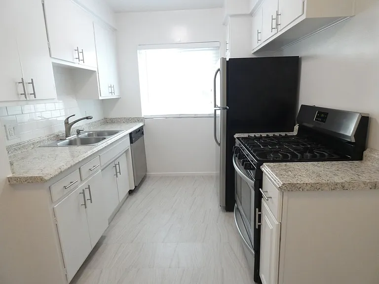 751 S Curson Ave — Photo 16