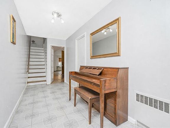 4th image of 952 Albany Ave