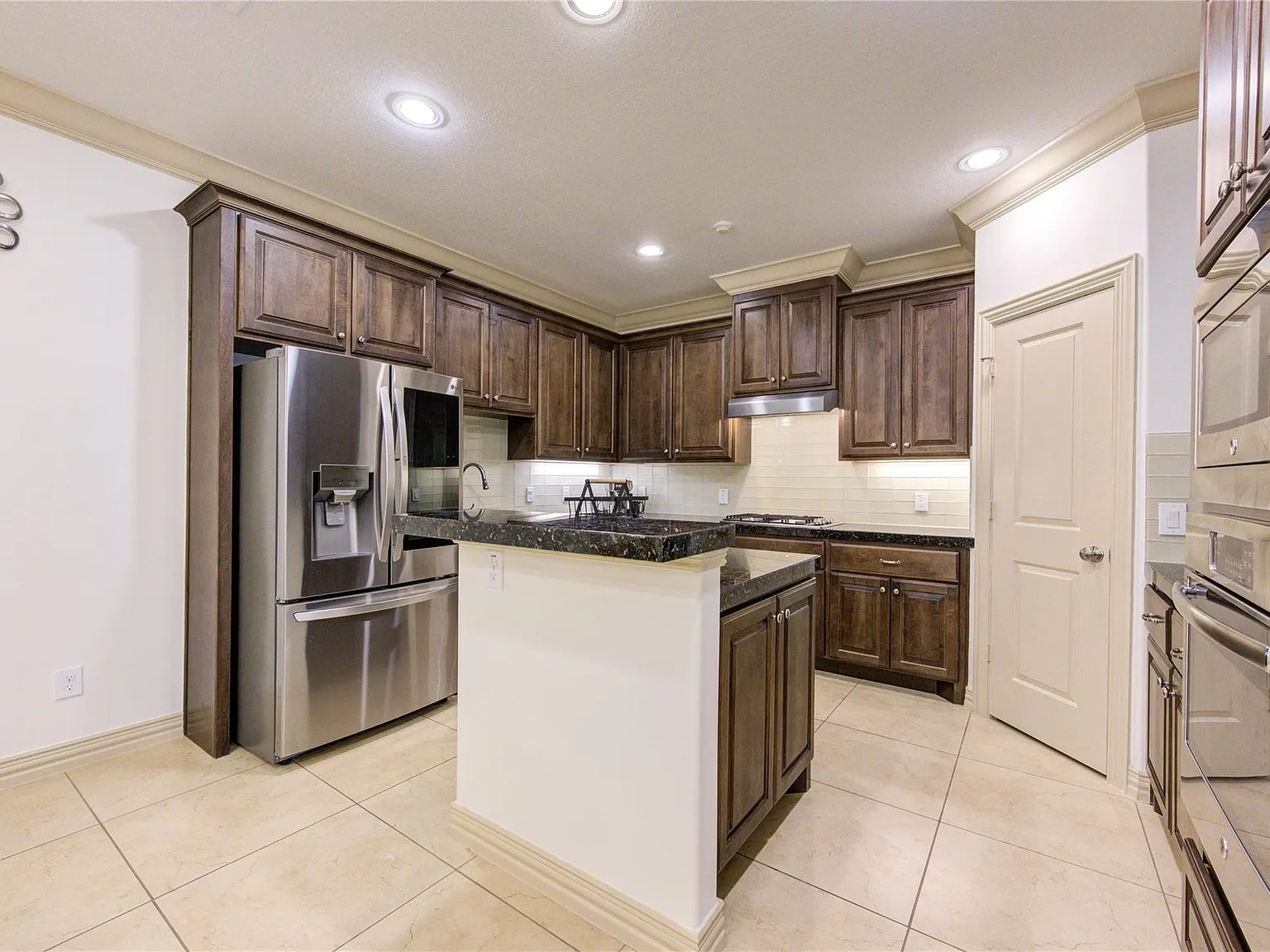 3 bed, 3.5 bath, 2930 sqft, $3,800 — Photo 3