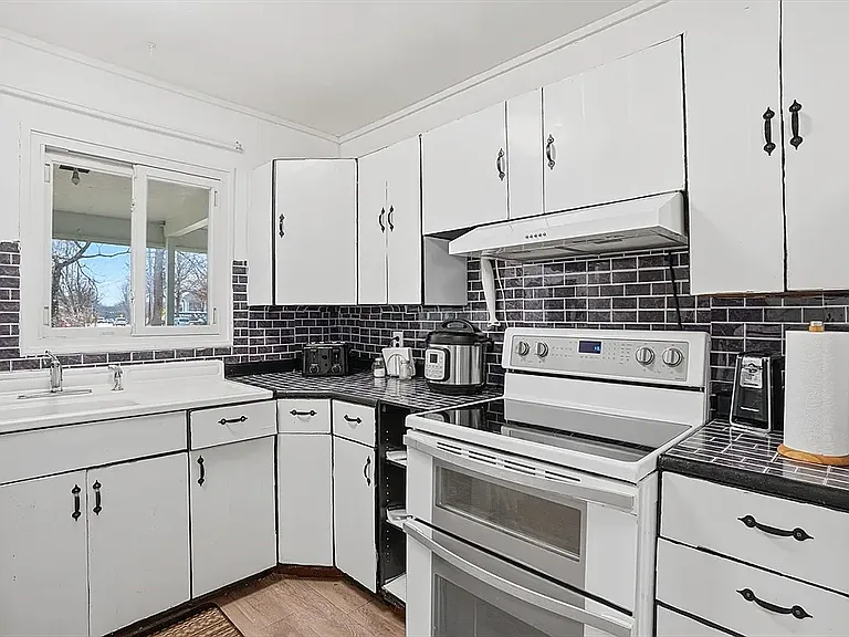 25 Lyman St — Photo 33