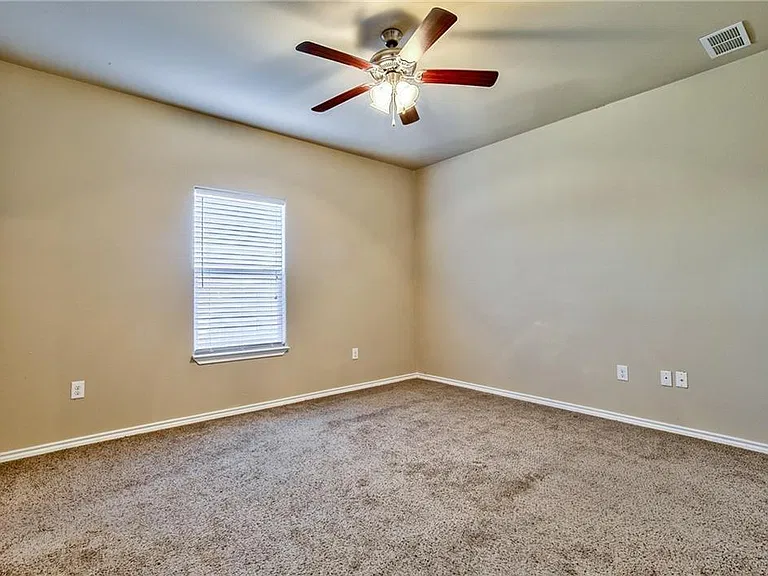702 E College St — Photo 19