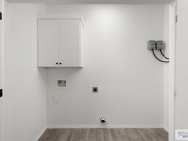 405 Lion'S Villa Ave #14 — Photo 6