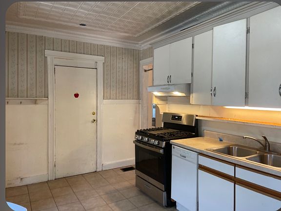 2nd image of 185 Richard St #1