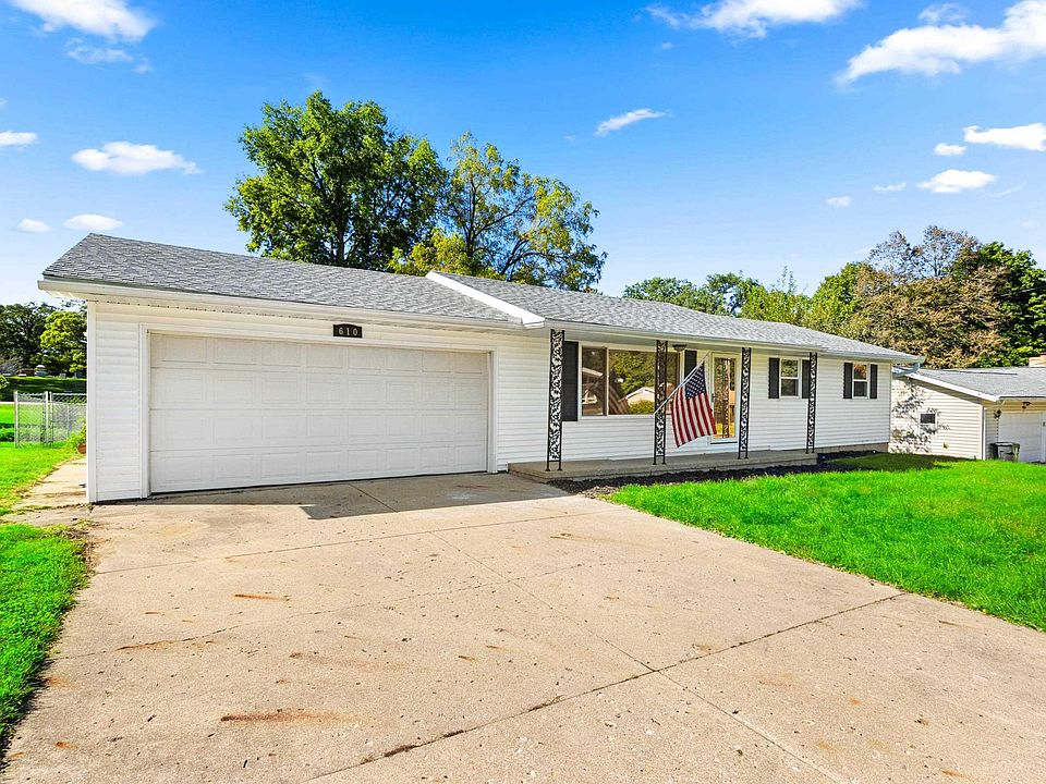 1st image of 610 Oakwood Ln