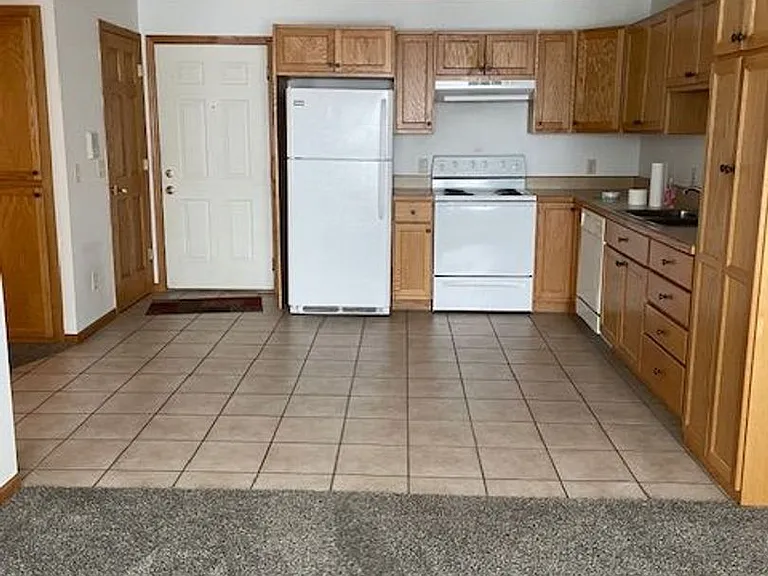 2500 Hillcrest Dr — Photo 7