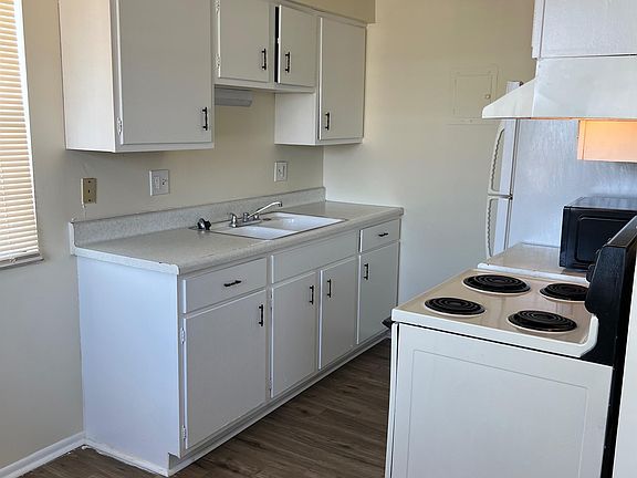 3rd image of 830 Continental Ct #3