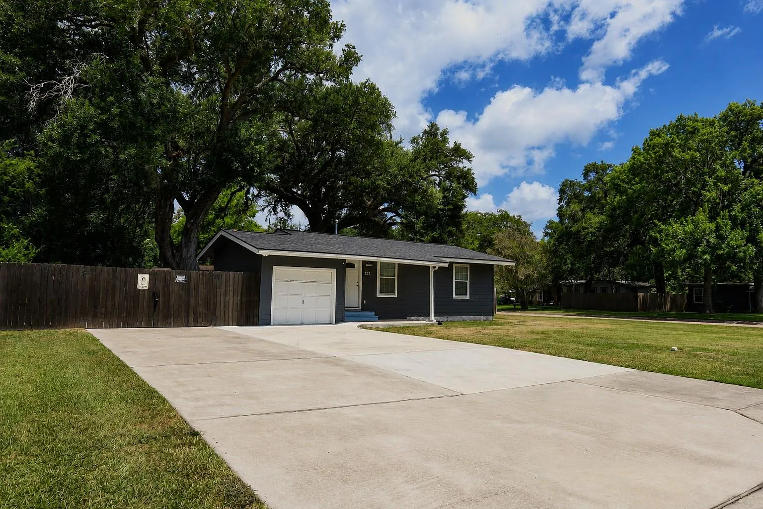 3 bed, 2.0 bath, 1063 sqft, $1,650 — Photo 3