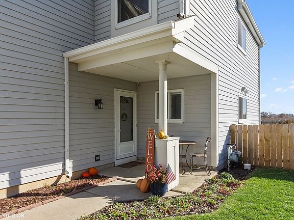 3rd image of 1489 S Pembroke Dr