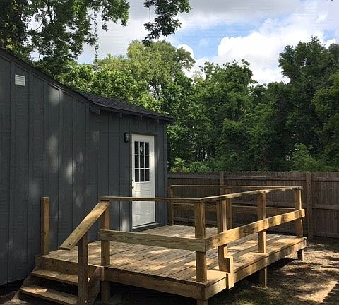 Large deck w/fenced yard