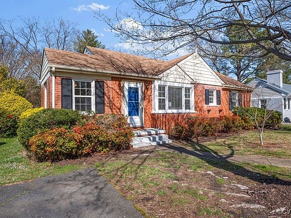 3rd image of 1220 Blue Jay Ln