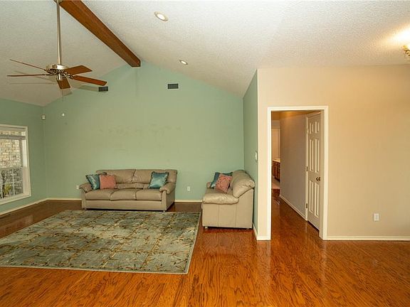 5th image of 710 E Broadway St