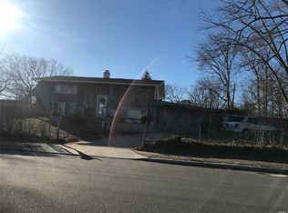 112 Silverleaf Ln, Islandia, NY 11749