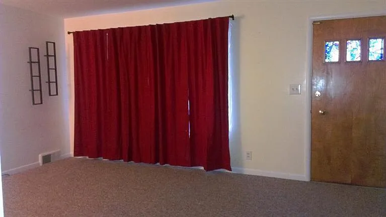 1640 Greenview Dr — Photo 2