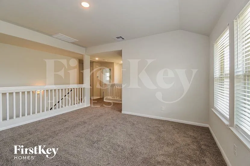 4 bed, 3.0 bath, 2366 sqft, $2,115 — Photo 3