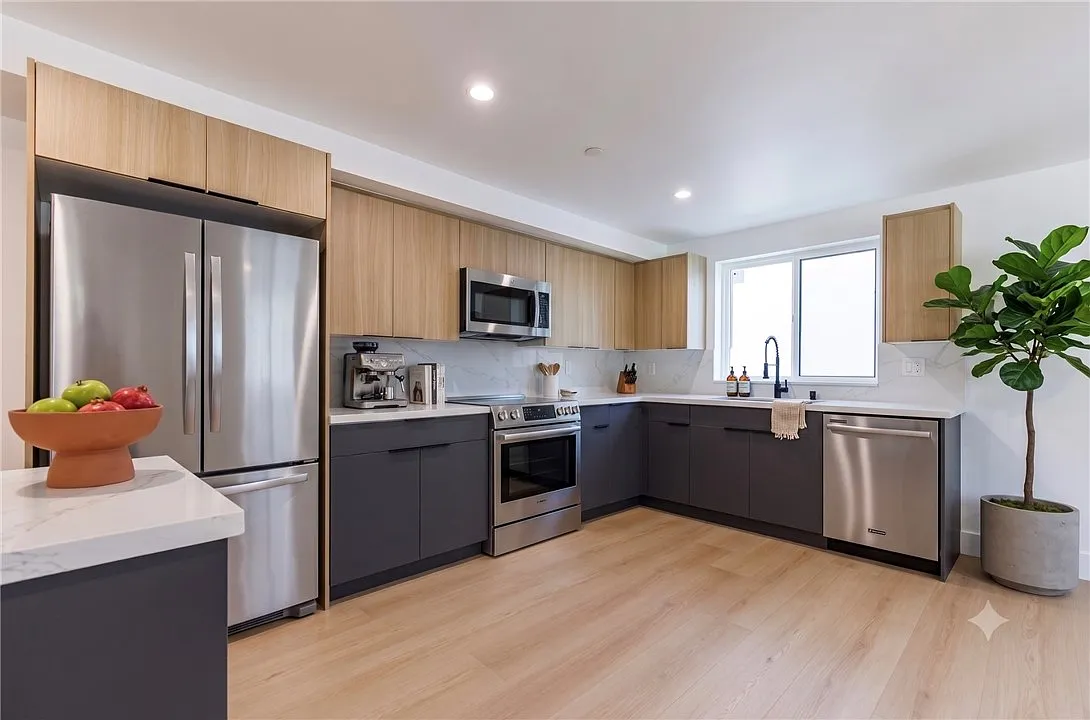 3 bed, 1359 sqft, $4,212 — Photo 3