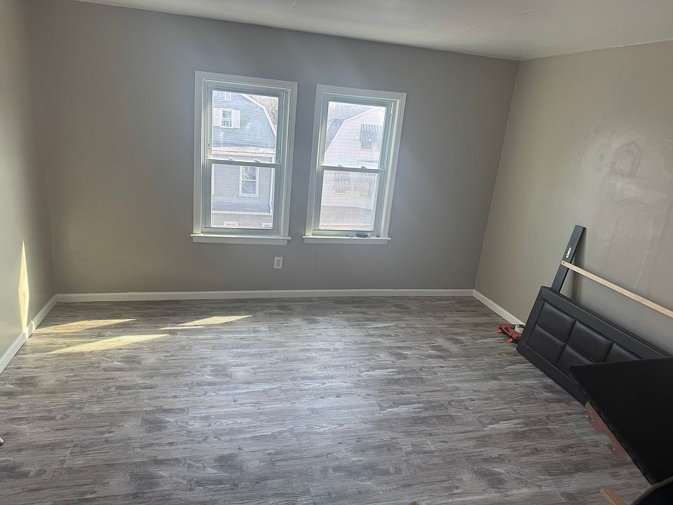 1st image of 52 Hilton St Floor 3