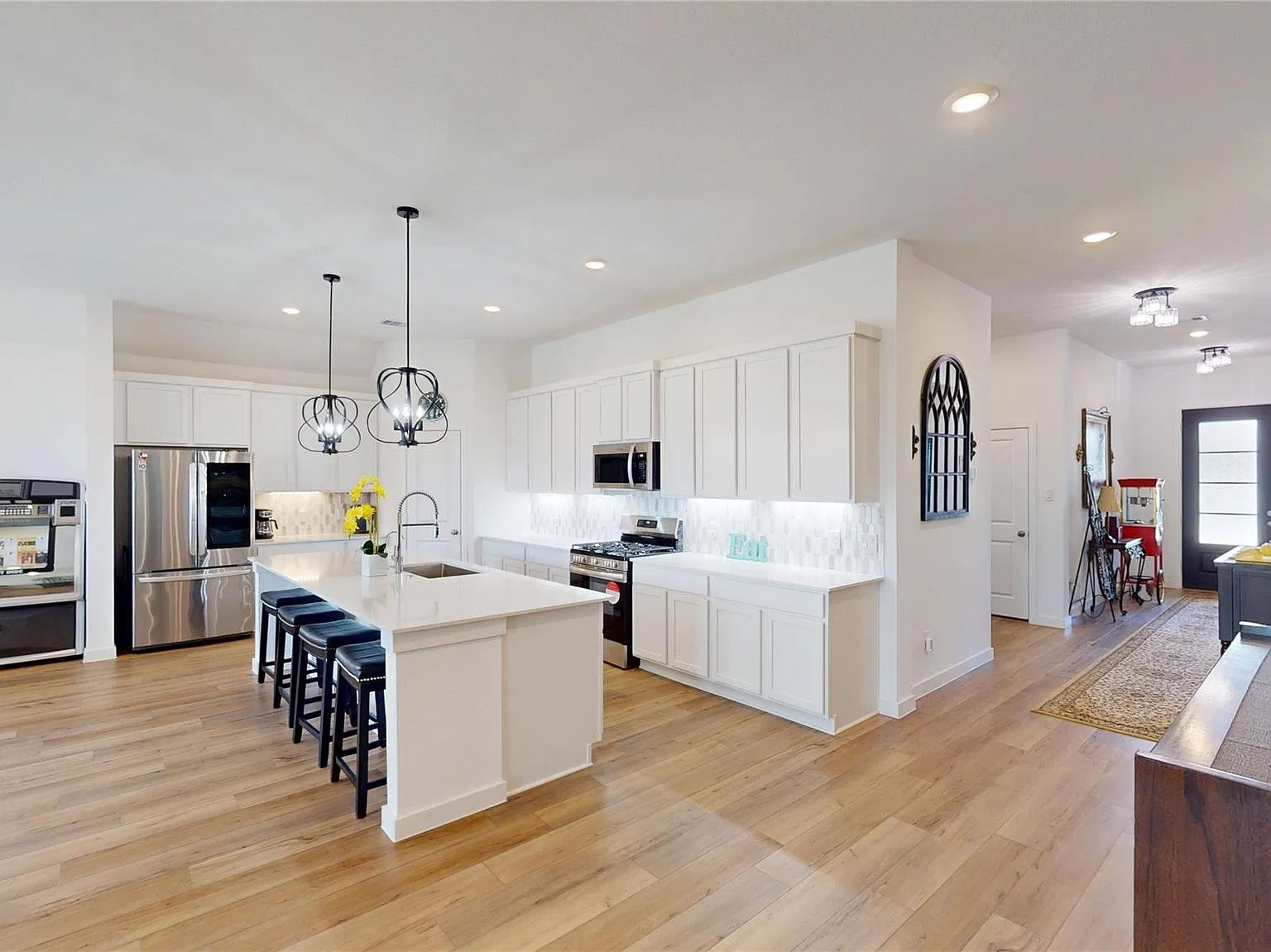 3 bed, 2.5 bath, 2447 sqft, $2,900 — Photo 3