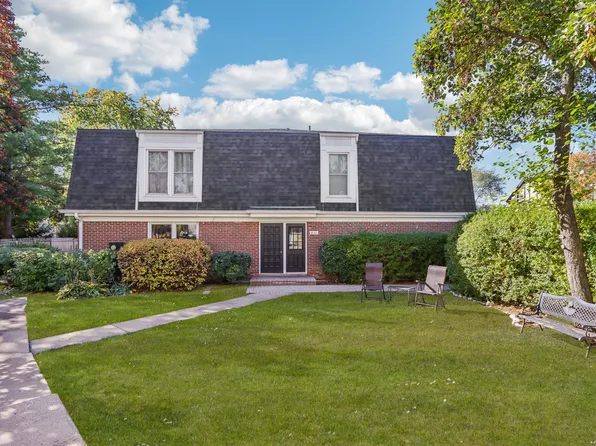 831 Garfield Ave APT A, Libertyville, IL 60048