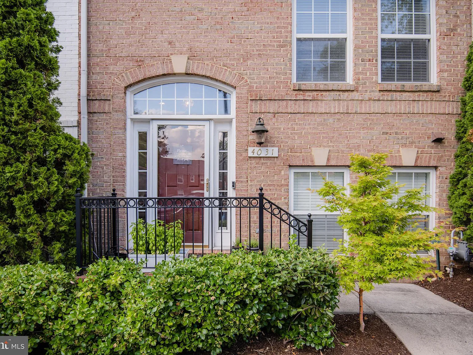 3 bed, 2.5 bath, 1902 sqft, $4,100 — Photo 2
