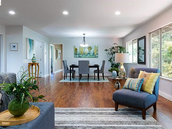 2nd image of 2135 Ascot Dr APT 17
