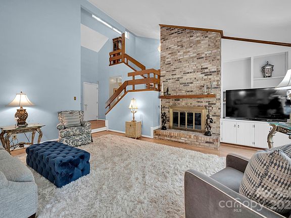 4th image of 2408 Fernbank Dr