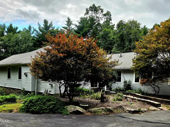 52 Milky Way, Hawley, PA 18428