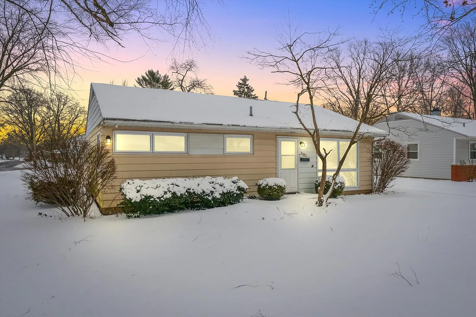 1102 E Delaware Ave photo 1