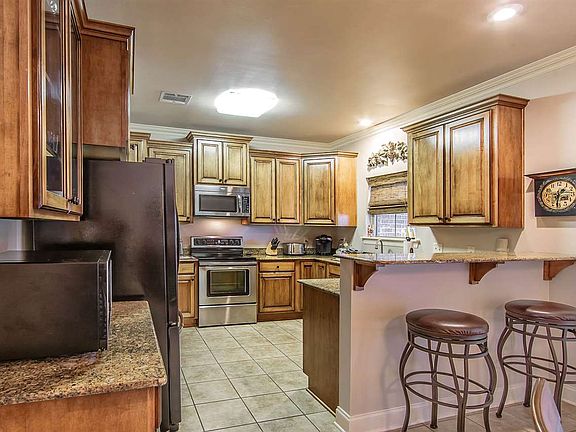 5th image of 413 Sugar Trail St