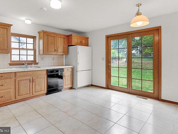 5th image of 328 Sycamore Ln