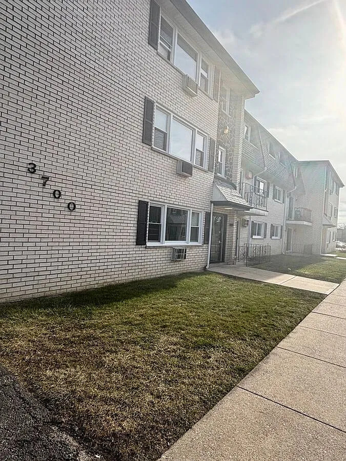Building Photo - 3700 W 119th St #3C