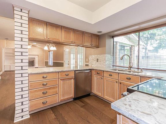 3rd image of 618 Birkdale Cir W