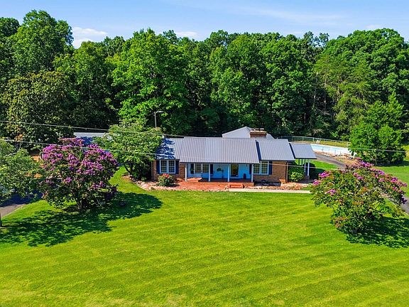 2nd image of 828 Ferry Rd