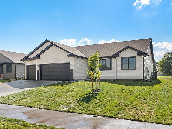 2nd image of 218 NE Wildflower Dr