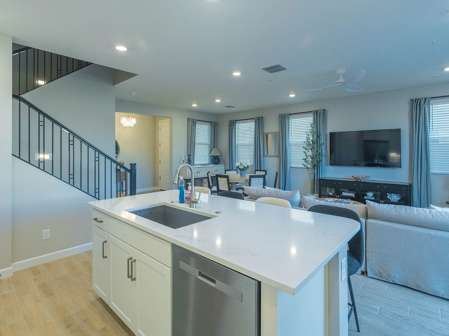 3 bed, 2.5 bath, 1743 sqft, $3,995 — Photo 2