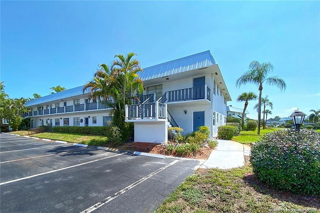 1 bed, 1.5 bath, 696 sqft, $1,575 — Photo 1