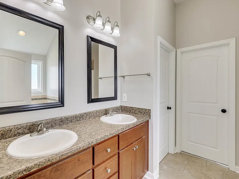 127 Radcliff Dr — Photo 34