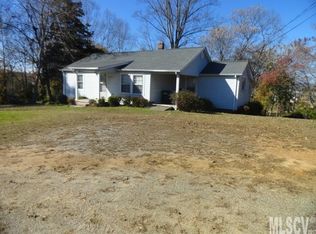 102 Countryside Dr SE, Lenoir, NC 28645