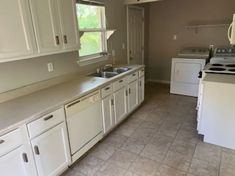 1412 Michial St — Photo 3