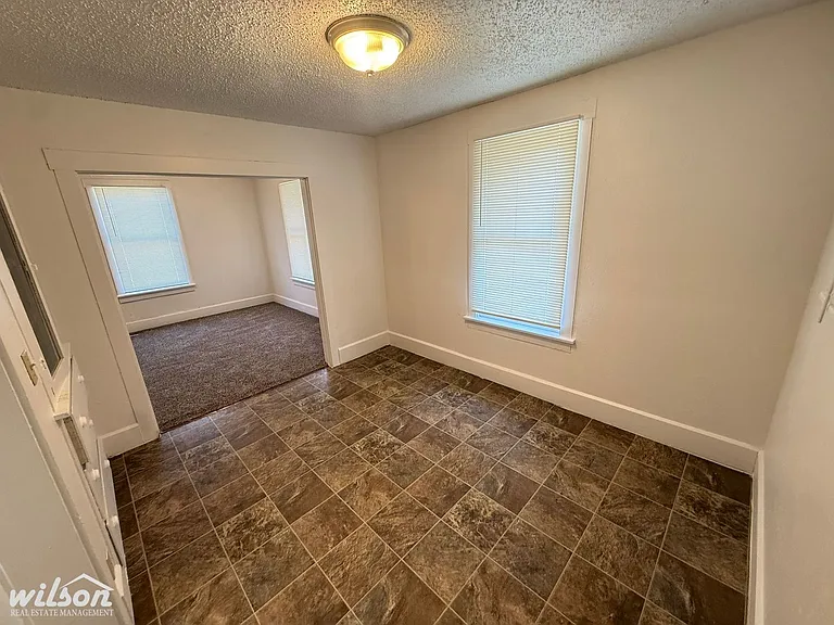 912 S 10th Ave — Photo 3
