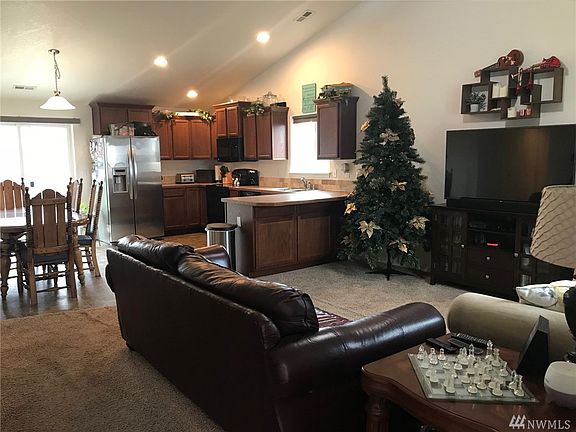 3rd image of 418 S Trillium Way