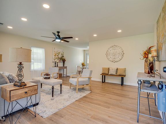 2nd image of 360 Brentwood Dr