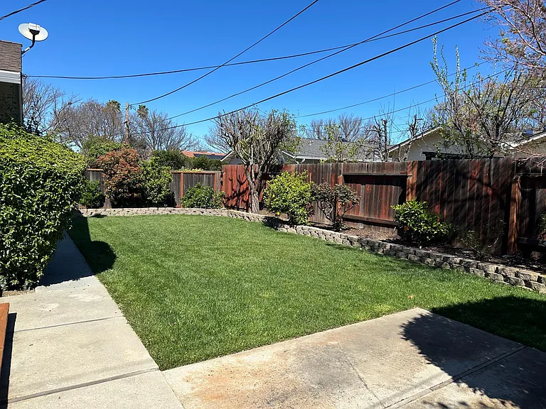 2046 Anthony Dr — Photo 17
