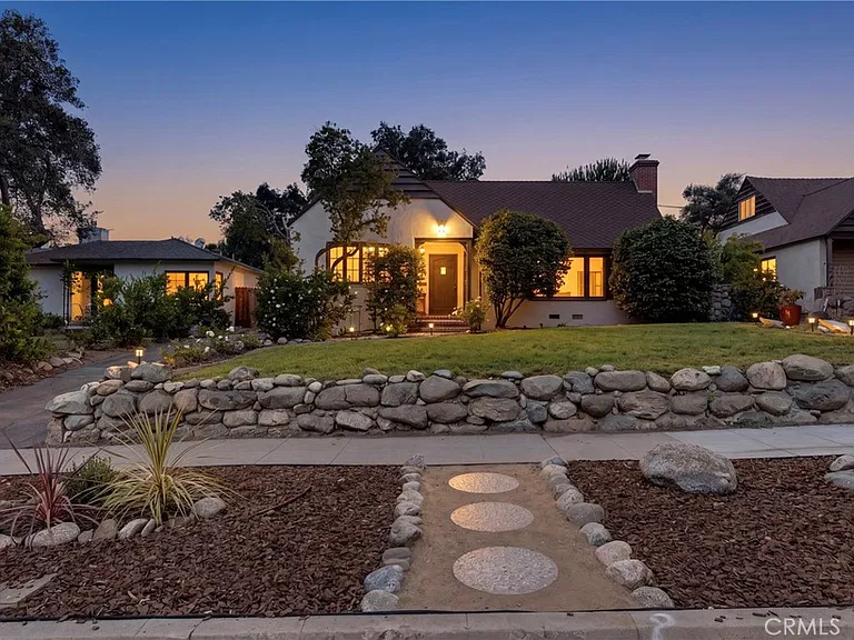 2151 N Altadena Dr — Photo 30
