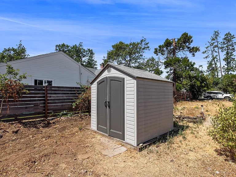 Mariposa Dr — Photo 3