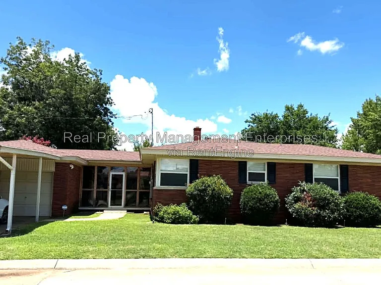 2301 N Warren Ave — Photo 2