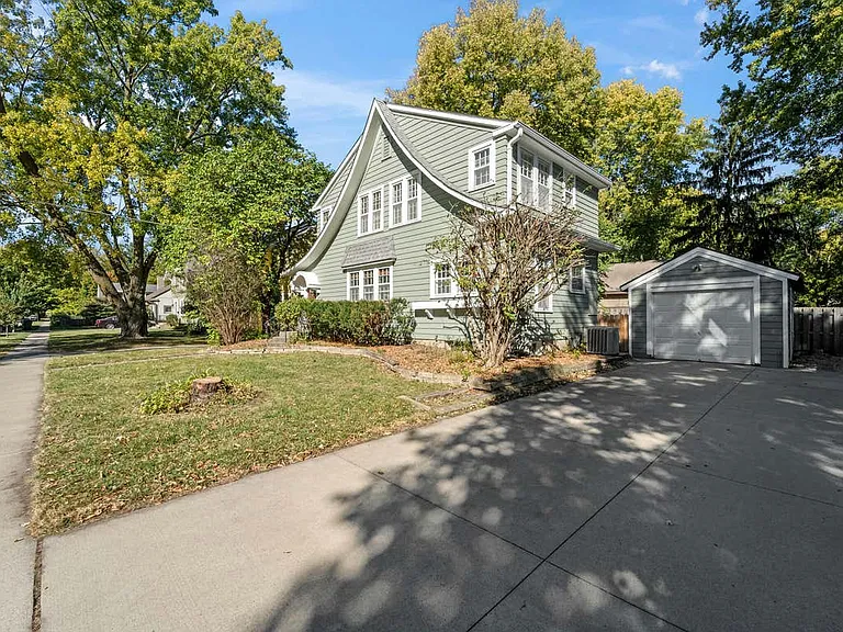2217 Donald St — Photo 2