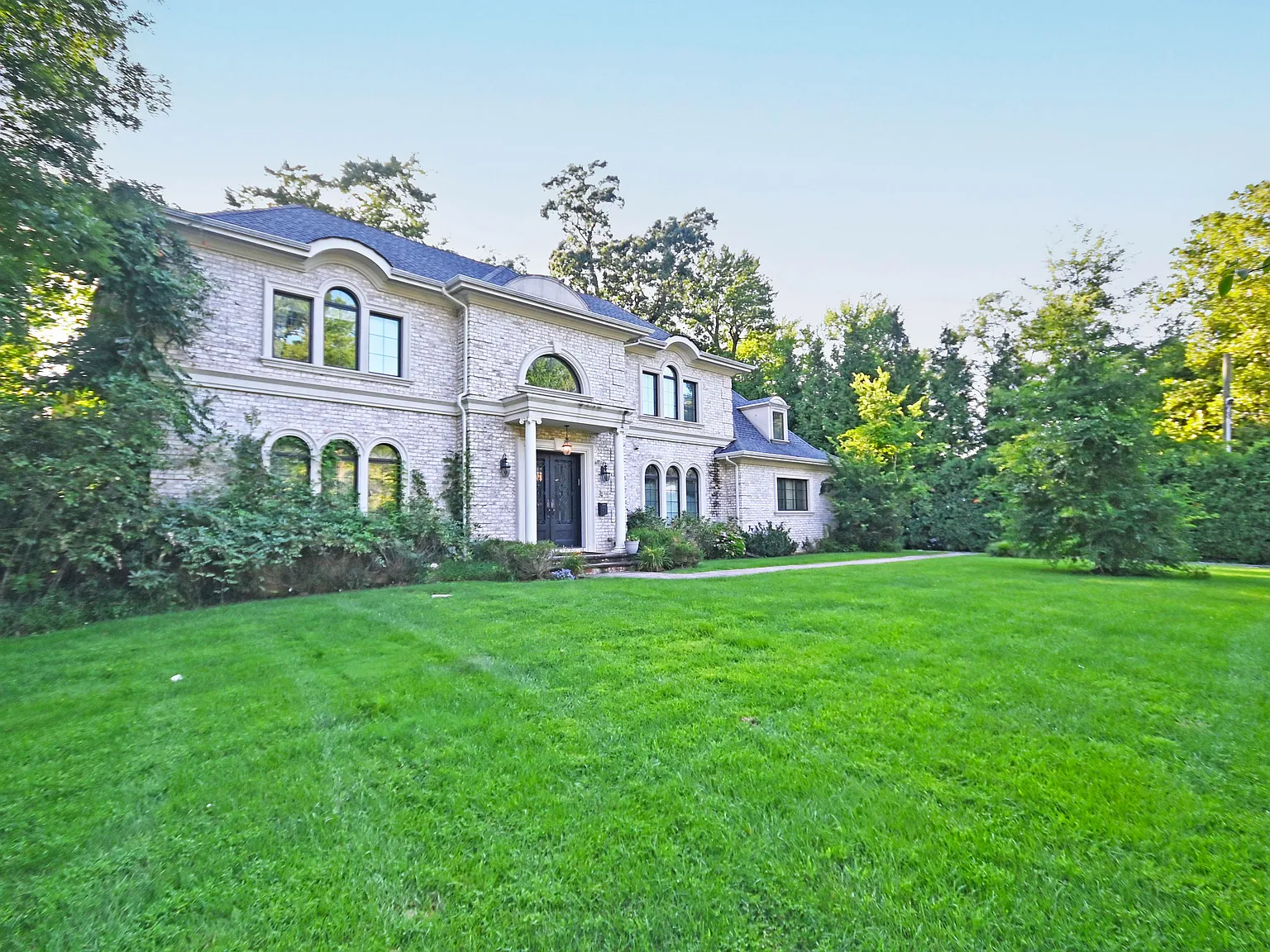 5 bed, 4.5 bath, 4200 sqft, $14,500 — Photo 2